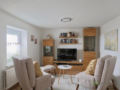 Schrankwand und TV - (EF1352_M) Fulda: Großenlüder, kleine preiswerte möblierte Wohnung mit Balkon, für kleine Leute