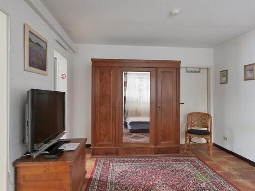 Kleiderschrank und TV - (EF1350_M) Kassel-Stadt: Brasselsberg, möbliertes Apartment für Wochenendheimfahrer, sep. Eingang, Grundreinigung inkl