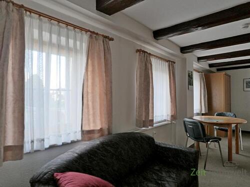 Sofa und Fensterfront - 1 Zimmer Etagenwohnung in Dresden