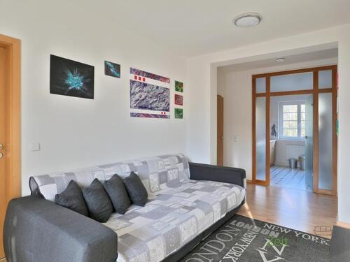 Sofa und Blick zur Küche - 2 Zimmer Etagenwohnung in Eisenach