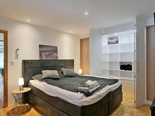 Schlafzimmer bei geöffnetem Wandschrank - 