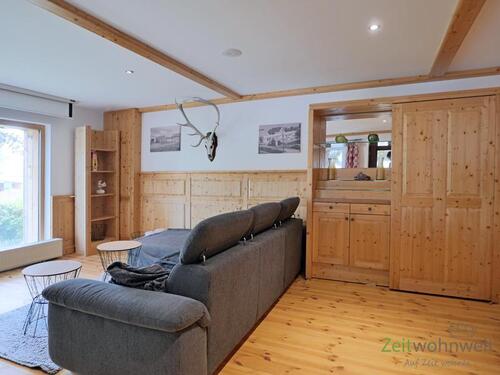 Sofa und Wandschrank - 2 Zimmer Etagenwohnung in Klettbach