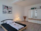 Schlafzimmer mit Kleiderschrank - 2 Zimmer Etagenwohnung in Meiningen
