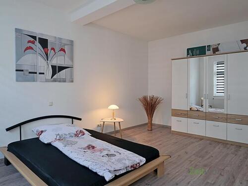 Schlafzimmer mit Kleiderschrank - 2 Zimmer Etagenwohnung in Meiningen
