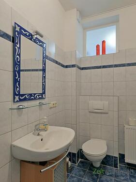 Waschbecken und WC - 