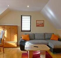 (EF0572_M) Jena: Lehesten, moderne Dachgeschosswohnung mit WLAN, PKW-Stellplatz, Gartenmitnutzung, Full-Service möglich