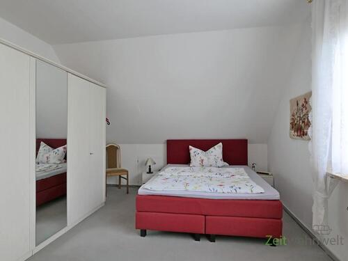 Doppelbett im Schlafzimmer - 2 Zimmer Etagenwohnung in Dresden