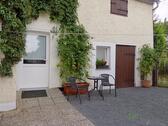 Sitzplatz vor dem Appartment - (EF0475_M) Dresden: Radebeul, kleines separates Apartment, möbliert, WLAN, Waschmaschine inklusive, Sitzecke im Garten