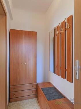 Wohnungsflur mit Garderobe - 