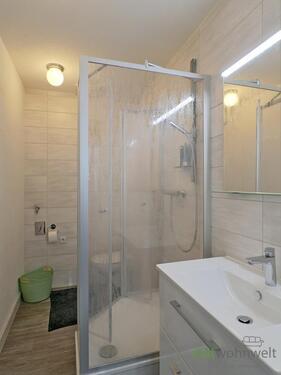 modernes Bad mit Dusche - 