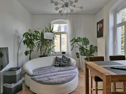 runde Couch und TV - 2 Zimmer Etagenwohnung zur Miete in Dresden