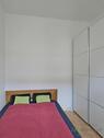 breites Bett und Kleiderschrank - 