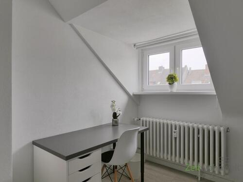 Schreibtisch im dritten Zimmer - 