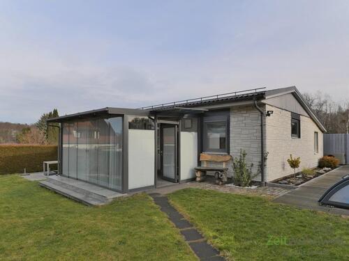 Außenansicht - (EF1235_M) Dresden: BühlauWeißer Hirsch, kleiner möblierter massiver Bungalow mit Wintergarten