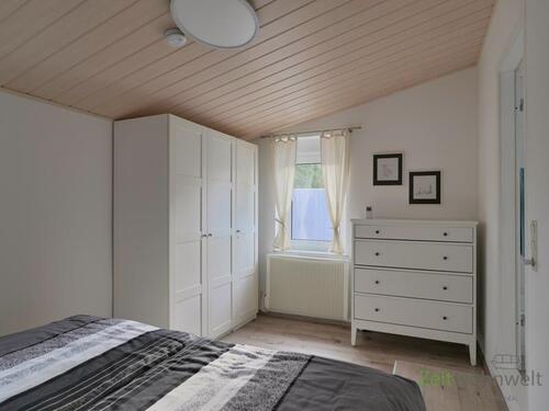 Kleiderschrank und Kommode - 