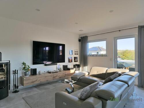 Wohnlandschaft und Balkonausgang - 2 Zimmer Etagenwohnung zur Miete in Klettbach