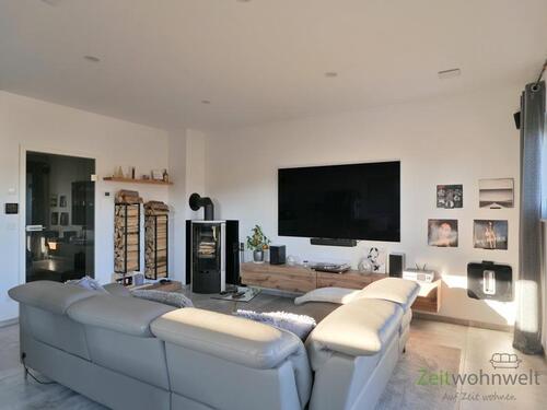 getönte Einganstür, Kamin und TV - 2 Zimmer Etagenwohnung in Klettbach