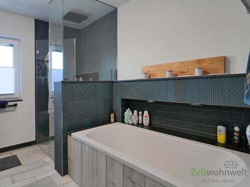 Dusche und Wanne im Bad - 