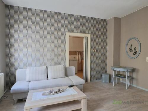 Blick zu Sofa und Küche - 1 Zimmer Etagenwohnung in Glauchau