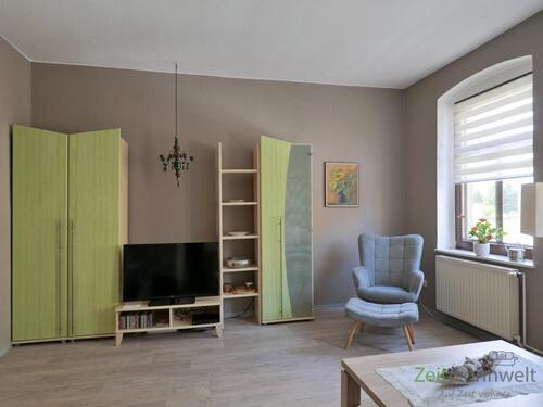 Schrankwand, TV und Sessel - 1 Zimmer Etagenwohnung zur Miete in Glauchau