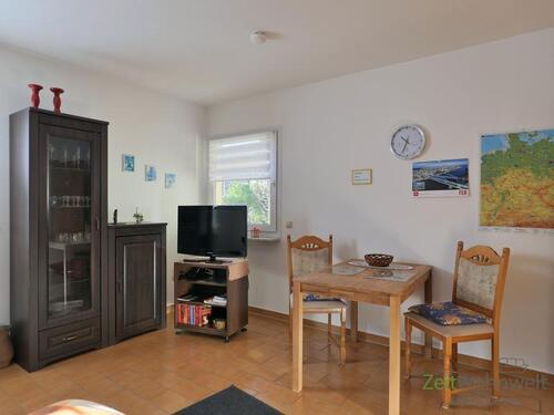 Schrankwaand, TV und Esstisch - (EF1150_M) Magdeburg: Neu Olvenstedt, kleines möbliertes Apartment mit separatem Hauseingang und Terrasse