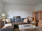Sofa und Sessel im Wohnzimmer - 3 Zimmer Etagenwohnung in Halle (Saale)