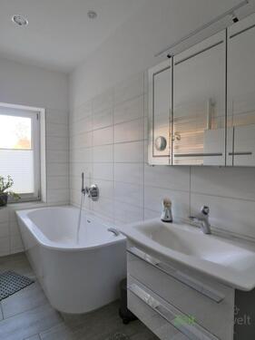 Waschtisch und Badewanne - 