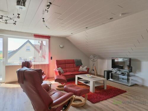 große Sitzecke und TV - 3 Zimmer Etagenwohnung zur Miete in Fulda