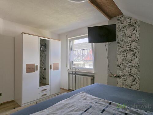 Kleiderschrank und Wand-TV - 