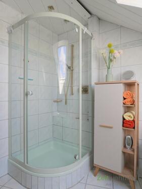 Dusche und Wäscheschrank - 