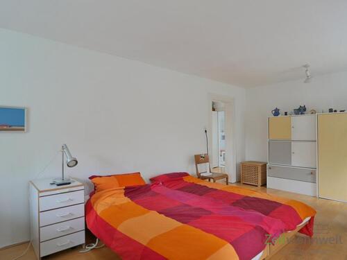 Doppelbett im großen Schlafzimmer - 