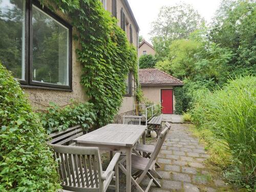 Sitzecke am Haus im Garten - 4 Zimmer Haus in Dresden