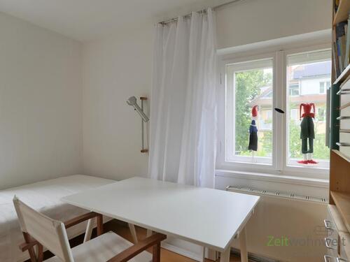 Bett und Schreibtisch - 