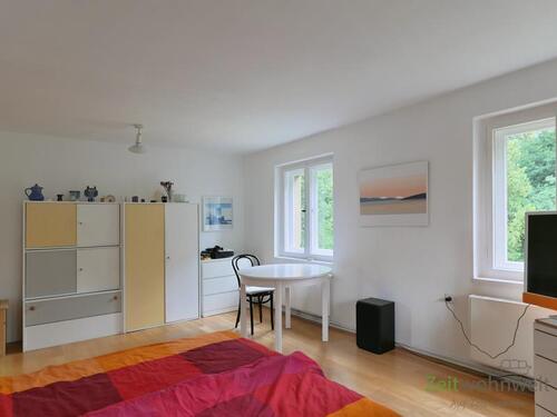 Kleiderschrank und Tisch - 