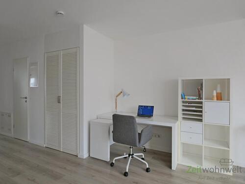 Schreibtisch und Wandschrank - 2 Zimmer Etagenwohnung in Jena
