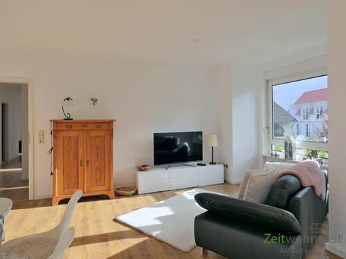 Kommode und TV - 3 Zimmer Etagenwohnung in Kassel