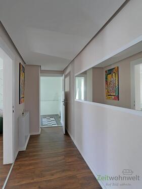 Wohnungsflur mit Spiegel - 