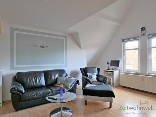 Sofa, Sessel und Arbeitsplatz - 2 Zimmer Etagenwohnung zur Miete in Erfurt