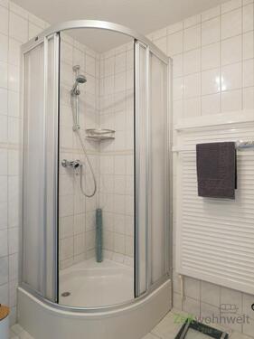 Dusche und Handtuchheizkörper - 