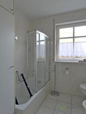 Bad-Einbauschrank und Wanne - 