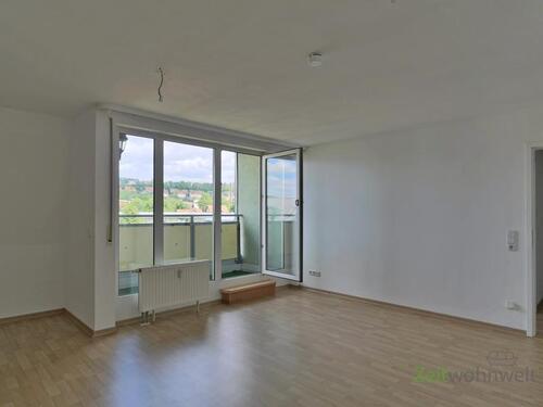 Blick zum Balkon - 2 Zimmer Dachgeschoßwohnung zur Miete in Meiningen