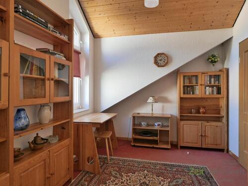 kleiner Schreibtisch und Kommoden - 