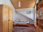Einzelbett und Kleiderschrank - 