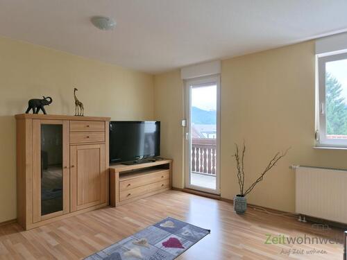 Blick zu Schrankwand, TV und Balkon - 2 Zimmer Etagenwohnung zur Miete in Eisenach