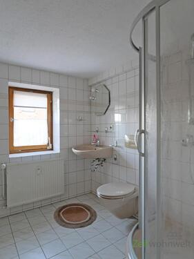 Bad mit Dusche - 