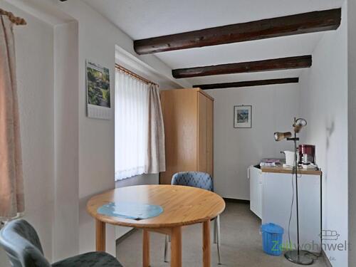 Esstisch und Miniküche - Etagenwohnung mit 24,00 m² in Dresden zur Miete