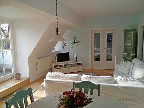 Couch und TV im Wohnzimmer - 3 Zimmer Etagenwohnung zur Miete in Dresden