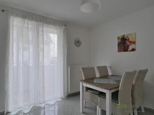 Esstisch vor dem Balkon - 