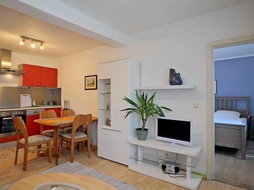 Schrankwand und TV - 