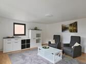 Blick ins Wohnzimmer - (EF1358_M) Göttingen: Roringen, neu renovierte und neu möblierte Wohnung mit PKW-Stellplatz in ruhiger Wohnlage